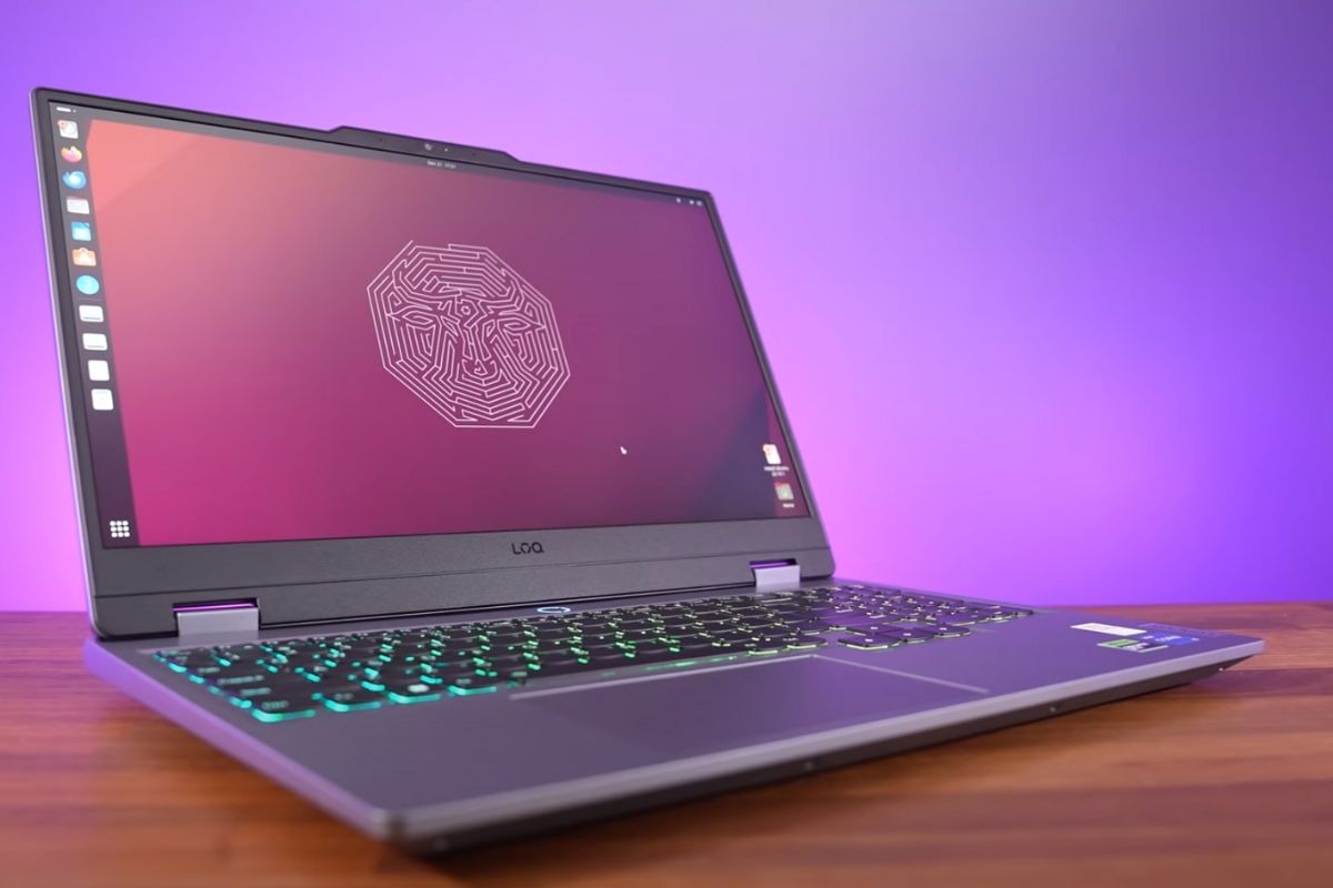 Lenovo trang bị cho chiếc máy này màn hình độ phân giải Full HD 1920 x 1080 pixels