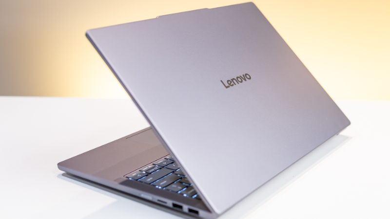 Lenovo IdeaPad Slim 5 OLED 14AKP10 83HX001JVN thiết kế mỏng nhẹ