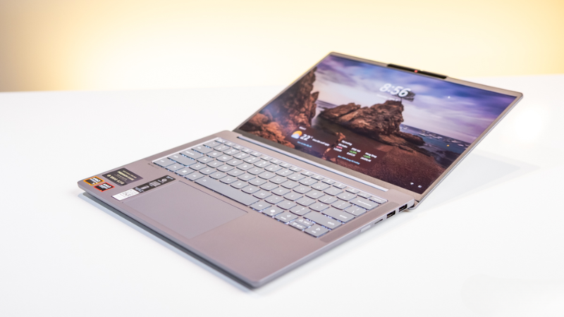 Lenovo IdeaPad Slim 5 OLED 14AKP10 83HX001KVN thiết kế tinh gọn, đơn giản nhưng không đơn điệu
