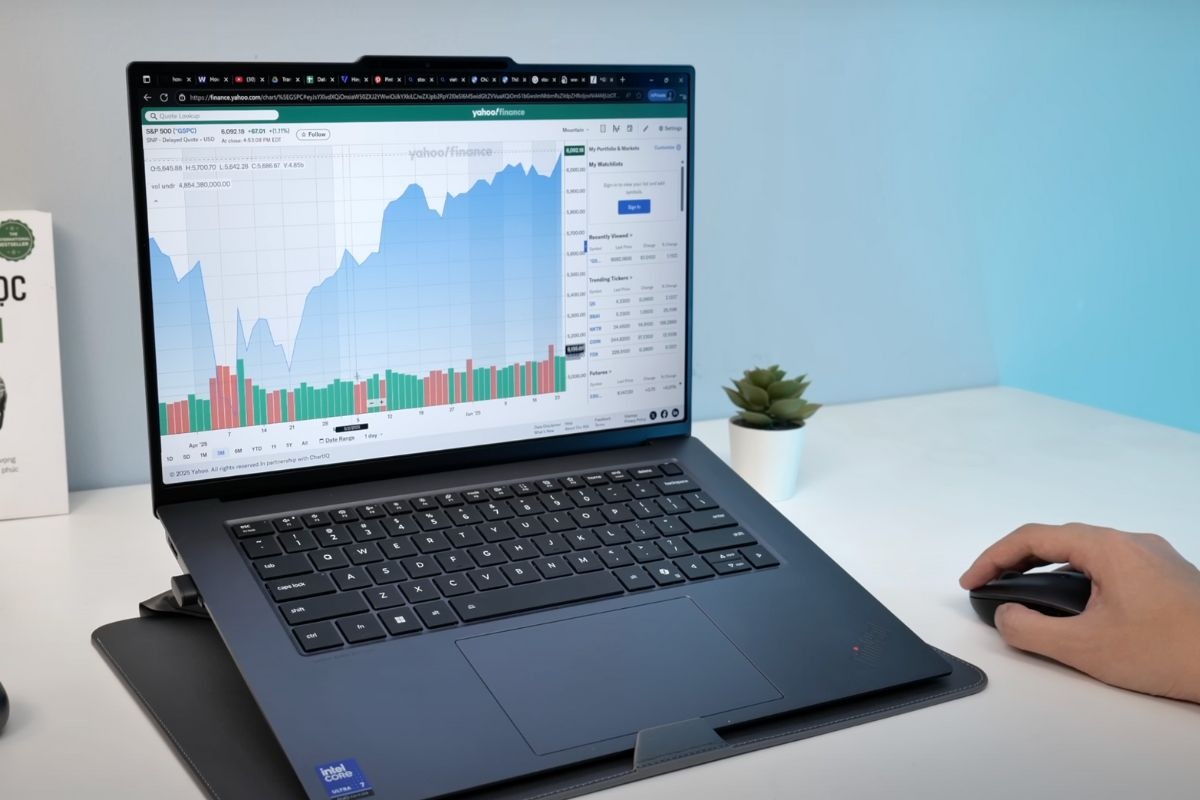 Một điều đặc biệt khiến mình ấn tượng là chiếc laptop Lenovo này đạt độ bền chuẩn quân đội MIL-STD 810H