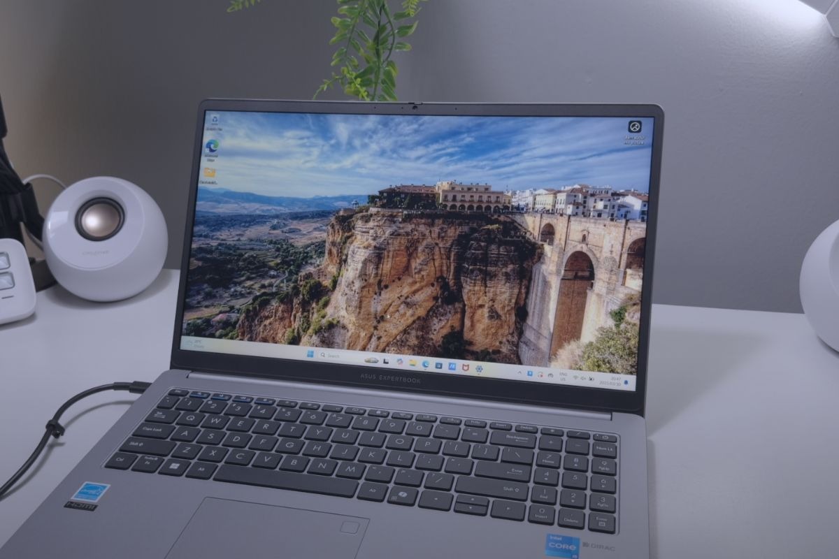 Asus ExpertBook P1503CVA có màn hình hiển thị rõ nét, dễ nhìn