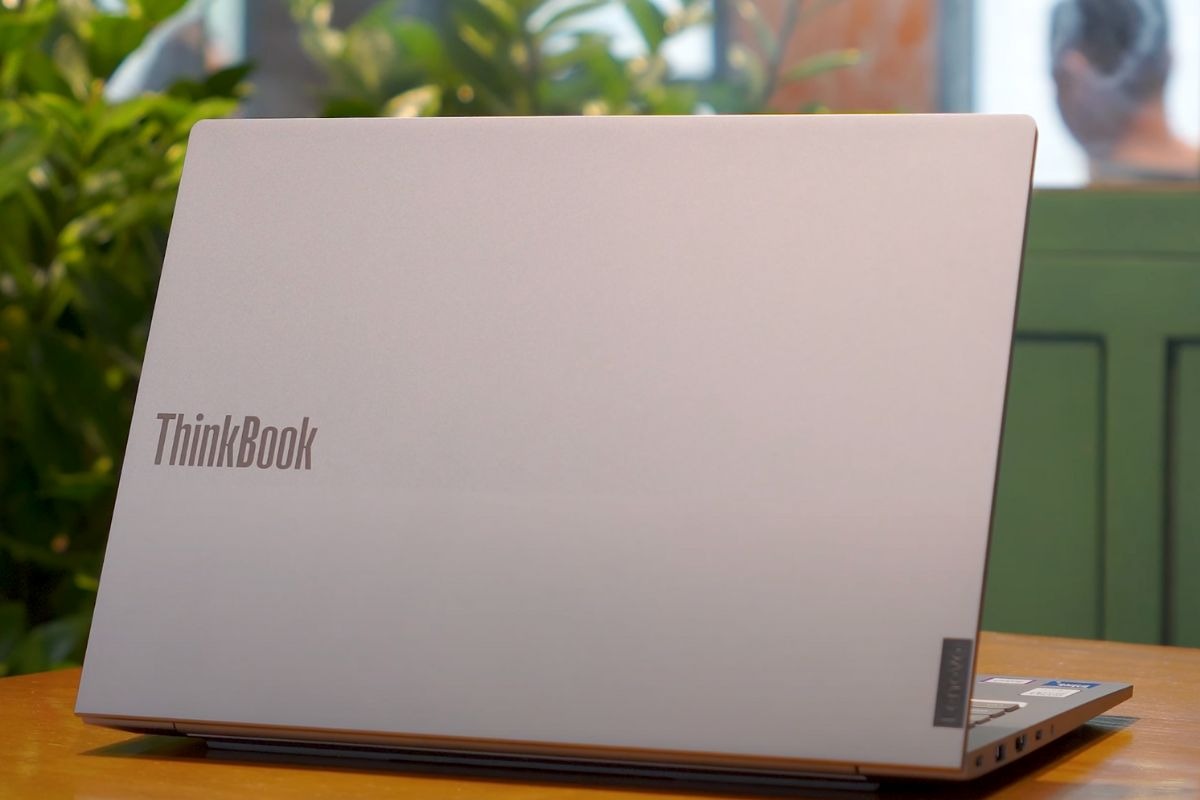 Lenovo ThinkBook 14 G8 IRL mang thiết kế gọn nhẹ, hiện đại và bền bỉ đúng chuẩn văn phòng