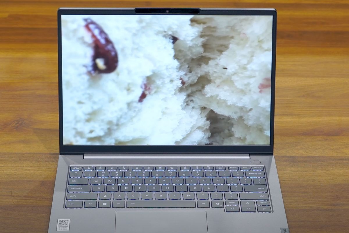 Tấm nền IPS cũng đảm bảo góc nhìn rộng, màu sắc hiển thị đồng đều kể cả khi nhìn nghiêng