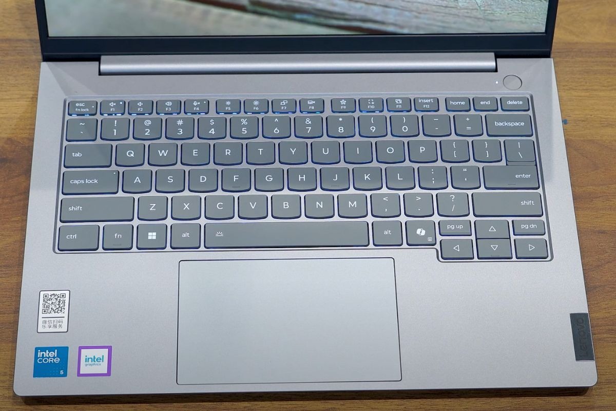 Bàn phím êm tay, touchpad nhạy và dễ dùng cho công việc văn phòng