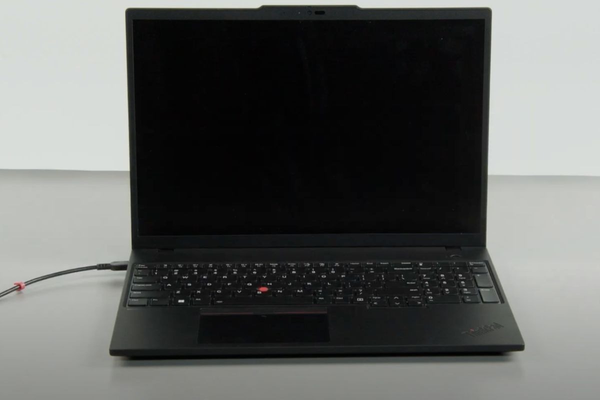 Lenovo ThinkPad T16 Gen 4 sở hữu thiết kế đơn giản nhưng rất chắc chắn, bền bỉ, đạt chuẩn độ bền quân đội Mỹ