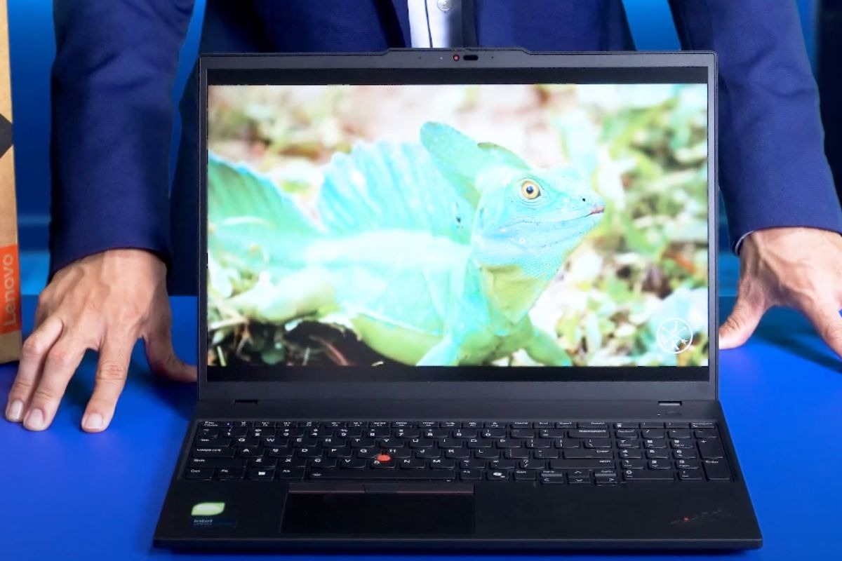 Màn hình của máy đạt độ sáng lên đến 400 nits