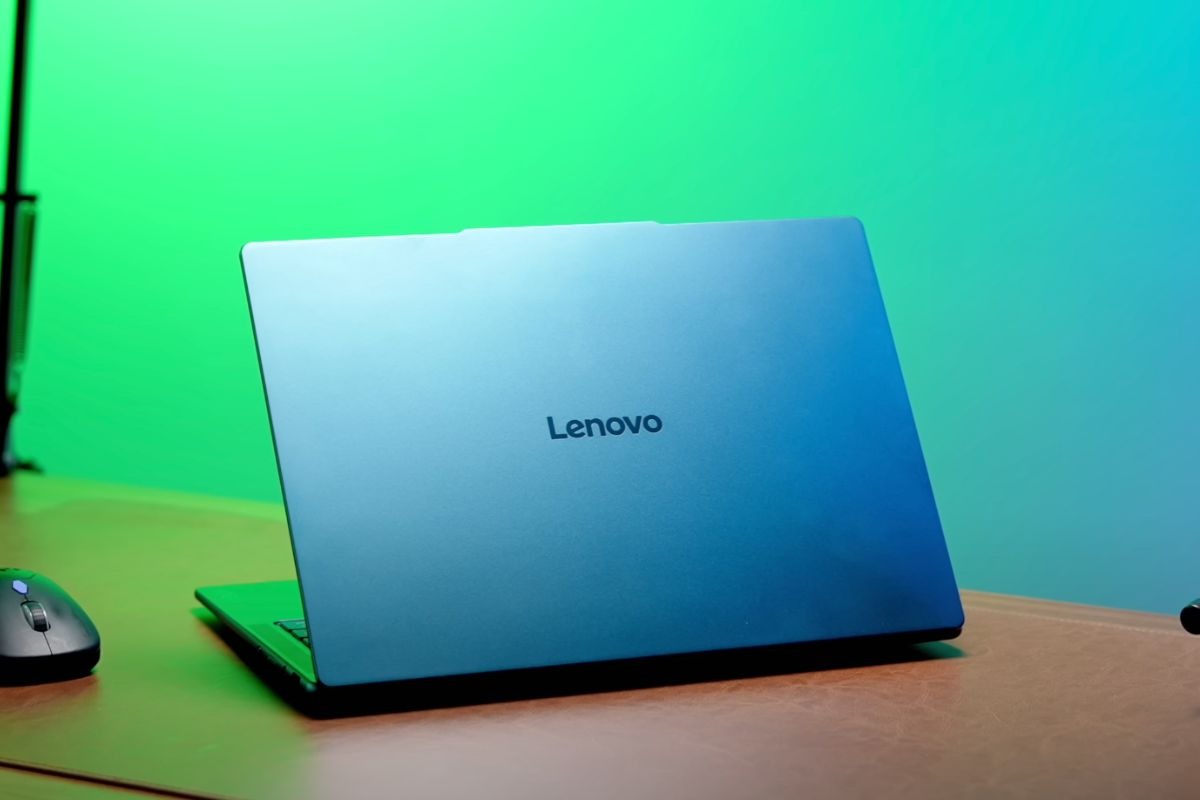 Lenovo Yoga Slim 7 14AKP10 có thân máy giống MacBook Air nhưng mạnh mẽ hơn