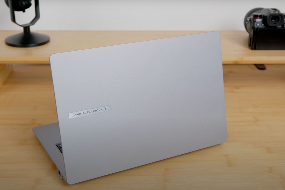 ASUS ExpertBook P1403CVA sở hữu thiết kế gọn nhẹ, bền bỉ và tinh tế