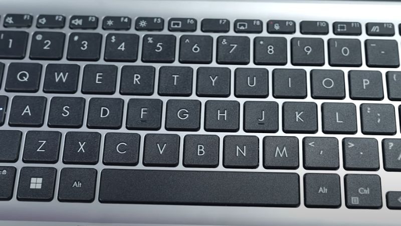 Bàn phím ASUS Vivobook 14 X1405VA-LY623W có độ nảy tốt, hành trình phím mượt mà