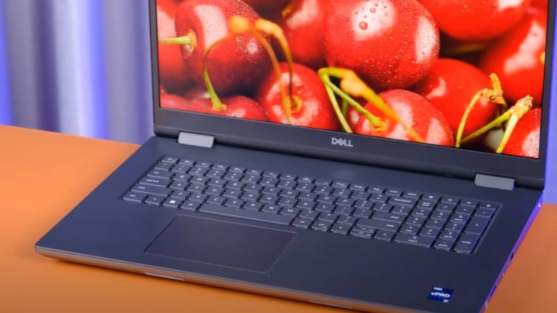 Dell Precision 7780 có bàn phím full size, cho hành trình phím sâu