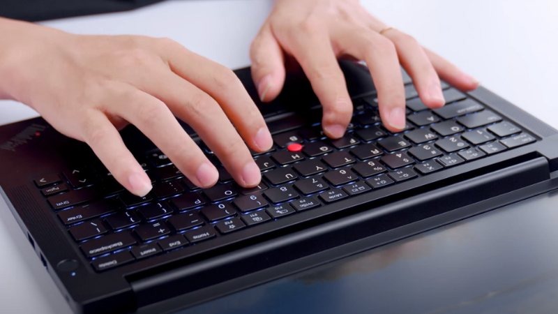 Lenovo ThinkPad E14 Gen 7 21SX0032VN có hành trình phím sâu, touchpad mượt mà