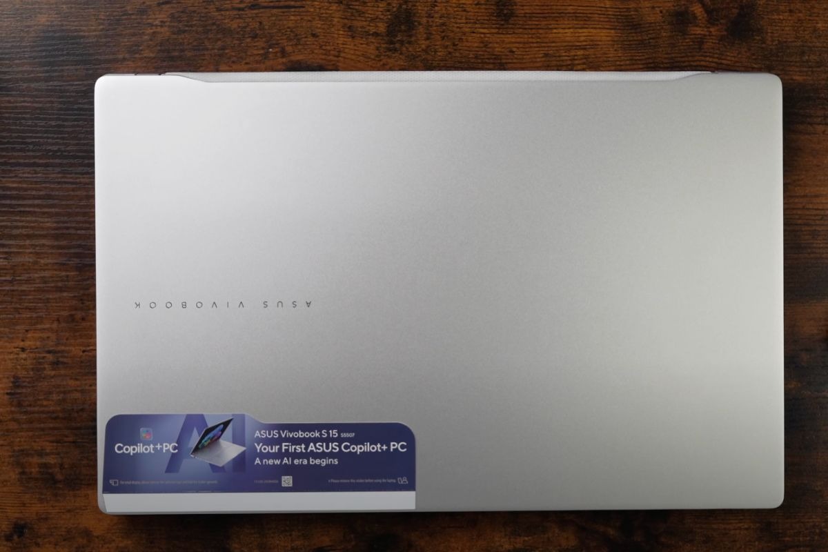 Asus Vivobook S15 S5507QA-MA090WS sở hữu ngôn ngữ thiết kế sang trọng, thanh lịch và mang tính di động cao