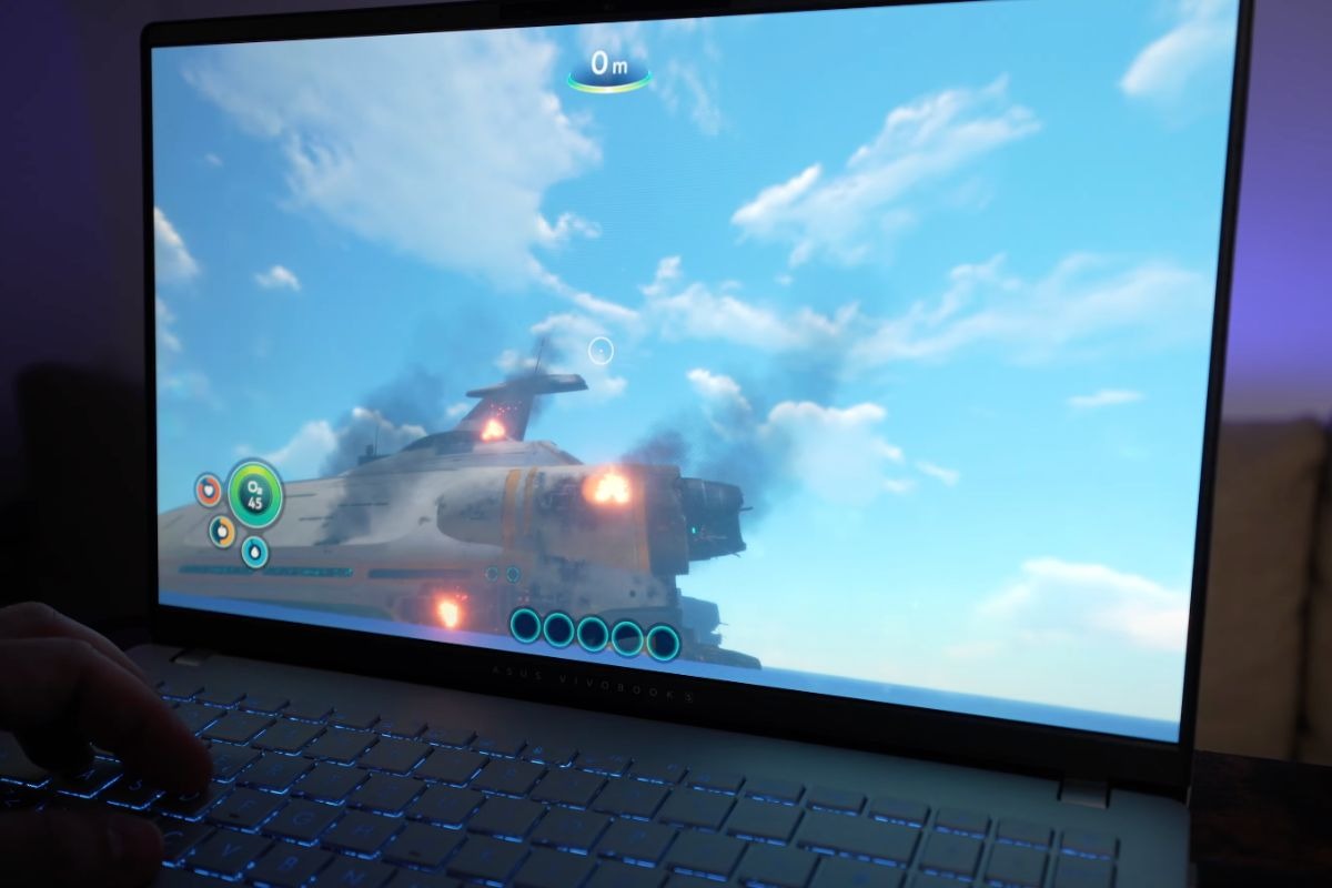 RAM 32GB LPDDR5X, ổ cứng SSD 1 TB (M.2 NVMe)