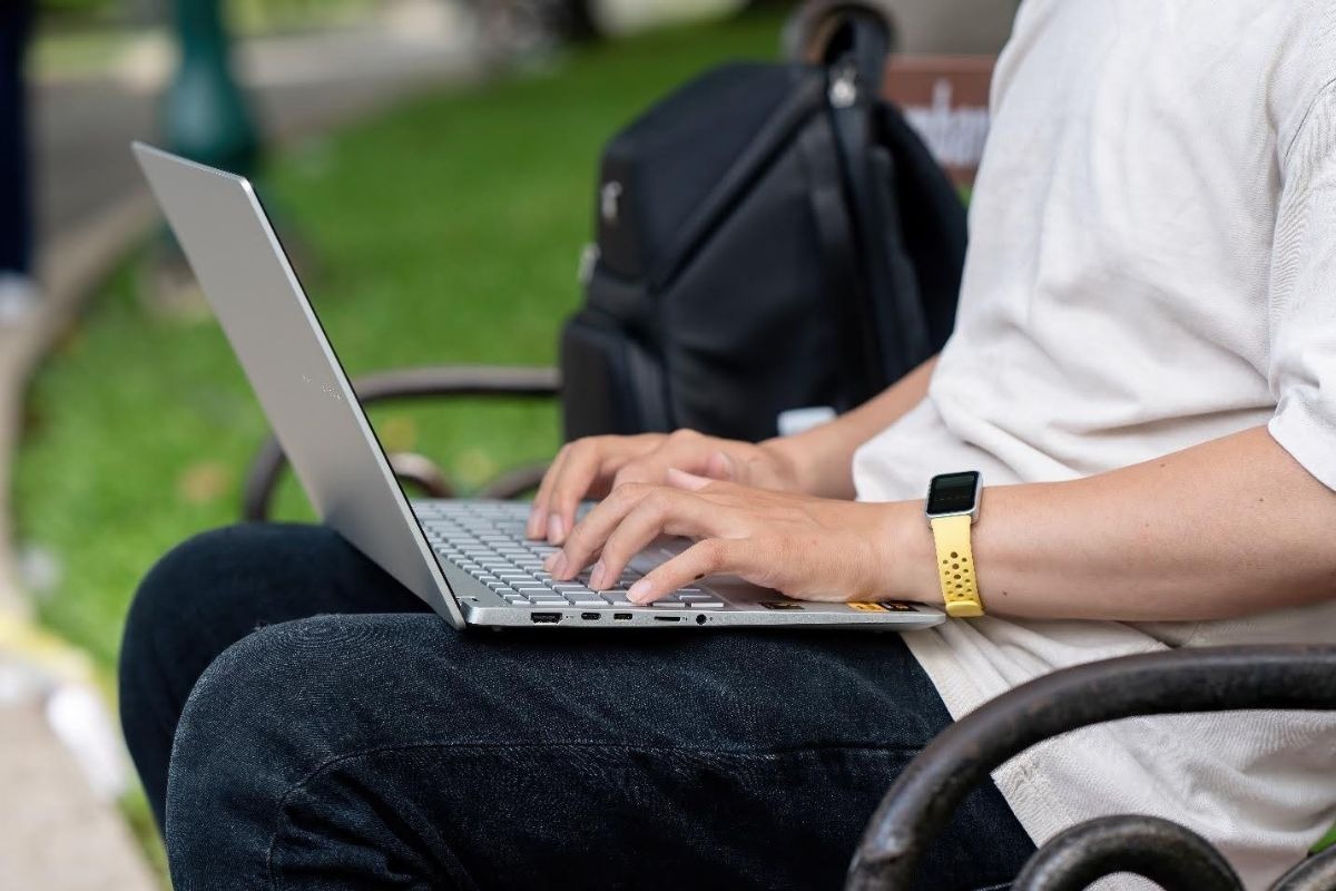 ASUS Vivobook S 15 S5507QA-MA090WS có trọng lượng chỉ 1.4kg