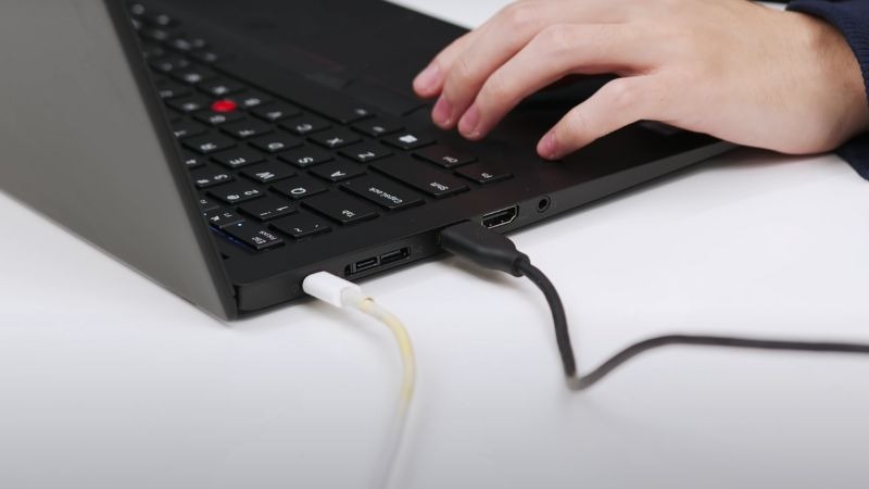 Lenovo ThinkPad T14s Gen 2 (Intel) trang bị đầy đủ cổng kết nối