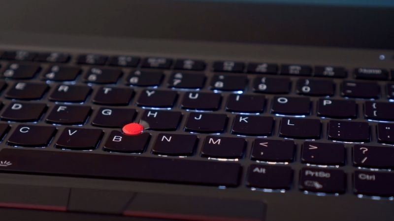 Lenovo ThinkPad T14s Gen 2 (Intel) có Trackpoint đỏ quen thuộc