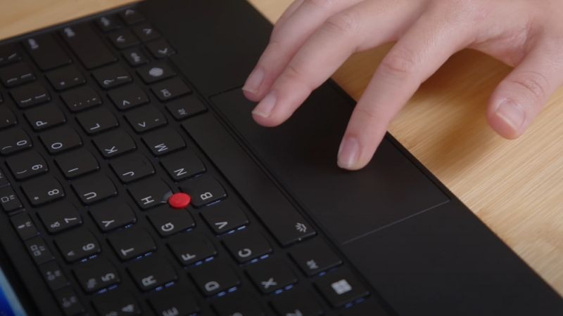 Touchpad Lenovo ThinkPad X1 Fold nhỏ nhưng rất nhanh nhạy