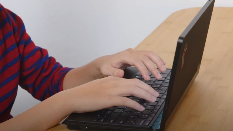 Lenovo ThinkPad X1 Fold tích hợp đầy đủ cổng kết nối hiện đại