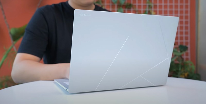 Asus Zenbook S14 OLED UX5406SA-PV140WS - Mỏng nhẹ ấn tượng, thiết kế kim loại bền bỉ