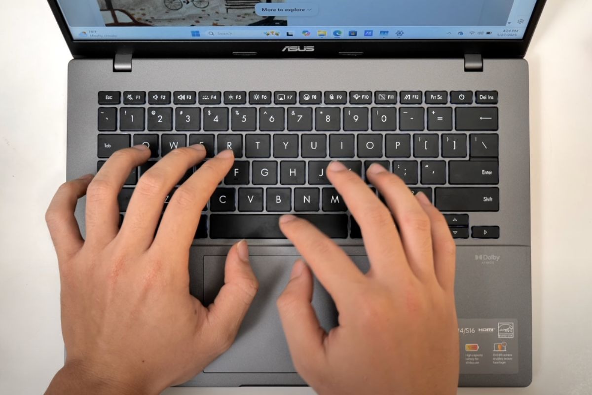 Trải nghiệm bàn phím và touchpad trên ASUS Vivobook S14 S3407CA-LY095WS