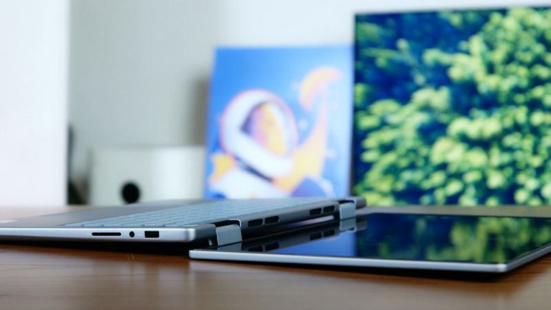Màn hình Dell Inspiron 14 7440 2 in 1 N4I5006W1 có khả nnawgs gập xoay 360 độ