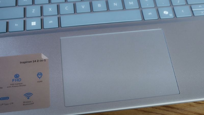 Dell Inspiron 14 7440 2 in 1 N4I5006W1 có touchpad rộng rãi