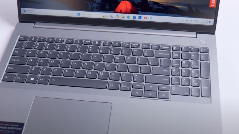 Lenovo ThinkBook 16 G8 IRL 21SH0097VN có bàn phím full-size tiện lợi làm việc