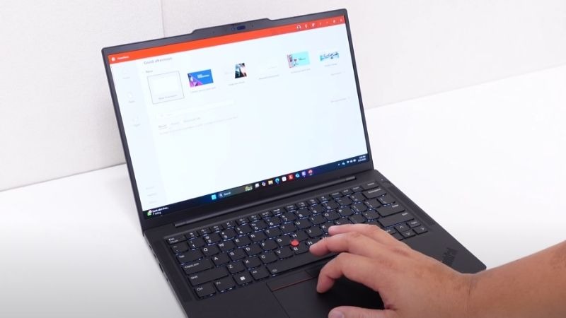 Lenovo ThinkPad T14s Gen 6 21R10003VA có thời gian sử dụng đến 6 - 8 tiếng