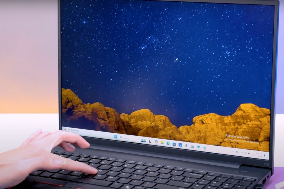 Bàn phím ThinkPad trứ danh, gõ êm ái, touchpad rộng rãi