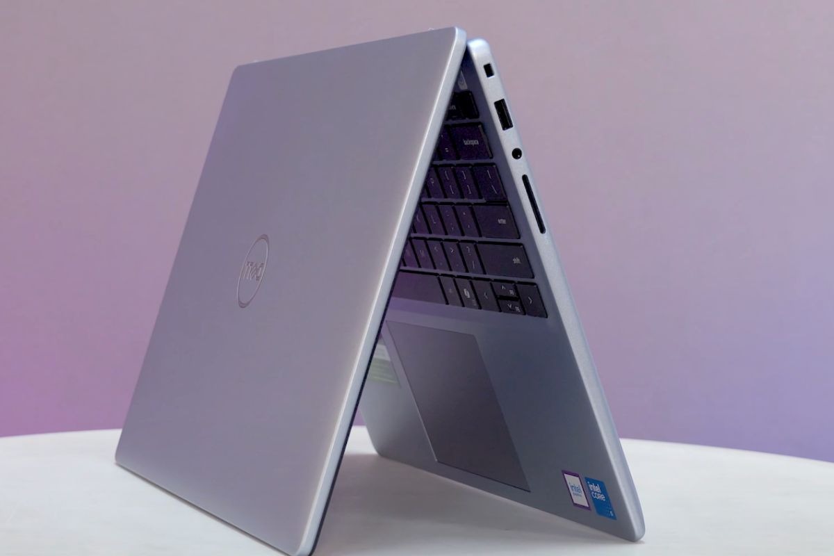 Dell Inspiron 14 5440 được làm từ nhựa