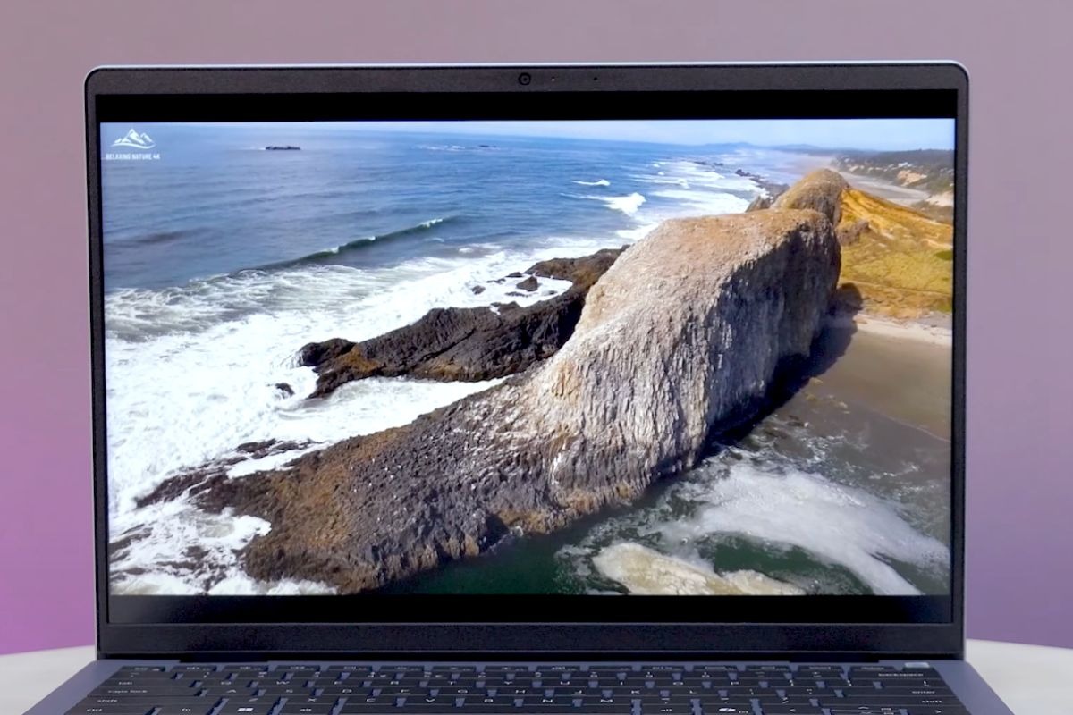 Màn hình lớn 14 inch, độ phân giải 1920 x 1200 cho trải nghiệm xem sắc nét