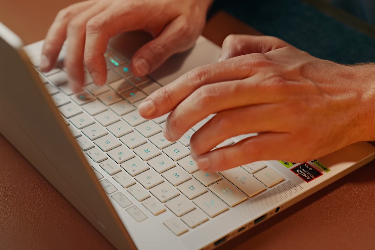 Trải nghiệm bàn phím và touchpad trên Asus ROG Zephyrus G14 2025