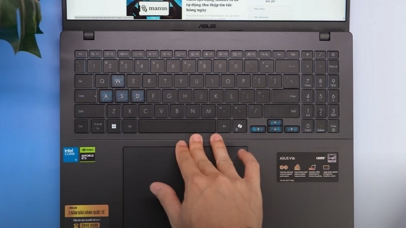 Bàn phím ASUS Gaming V16 V3607VU-RP192W cụm phím WASD và phím mũi tên thiết kế đặc biệt