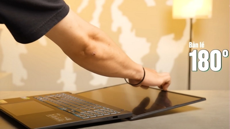 Bản lề ASUS Gaming V16 V3607VU-RP192W có thể gấp 180 độ