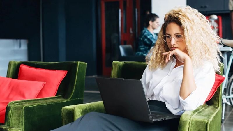 Lenovo ThinkPad T14 Gen 6 màu đen, màn hình mở, logo ThinkPad nổi bật.