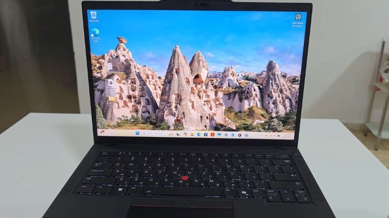 Laptop Lenovo ThinkPad T14 Gen 6 màu đen, màn hình mở, hiển thị bàn phím và logo.