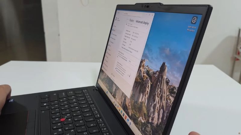 Lenovo ThinkPad T14 Gen 6 màu đen, màn hình mở, bàn phím và touchpad hiển thị rõ.