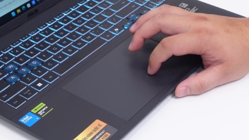 ASUS Gaming V16 V3607VU-RP190W có touchpad rộng rãi