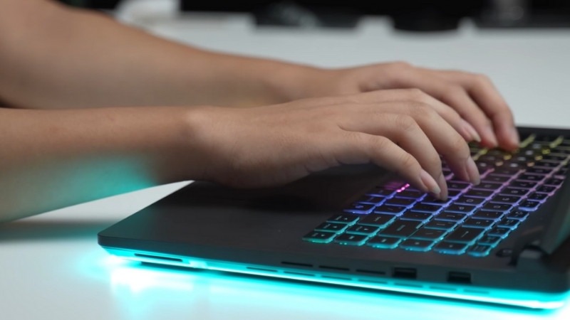 Bàn phím ASUS ROG Strix G16 G615LR-S5289W có đèn RGB