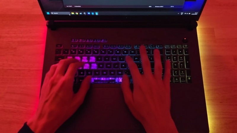 ASUS ROG Strix SCAR 18 G835LW-SA172W có đèn RGB và trải nghiệm gõ phím siêu mượt