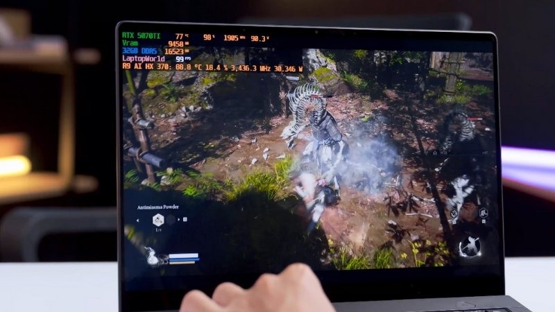 Asus ROG Zephyrus G14 GA403WM-QS051WS tích hợp card đồ họa rời thoải mái chiến game