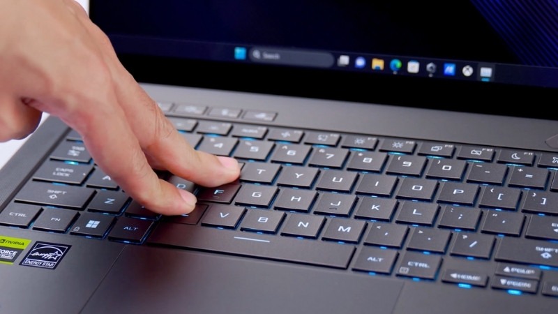 Bàn phím Asus ROG Zephyrus G14 GA403WM-QS051WS có hiệu nứng ánh sáng bắt mắt