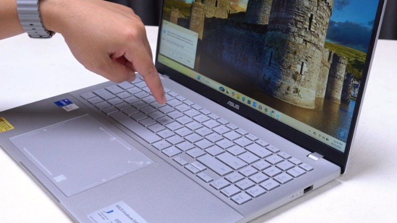 Bàn phím Asus Vivobook S16 S3607VA-RP056WS có đèn nền và phím số