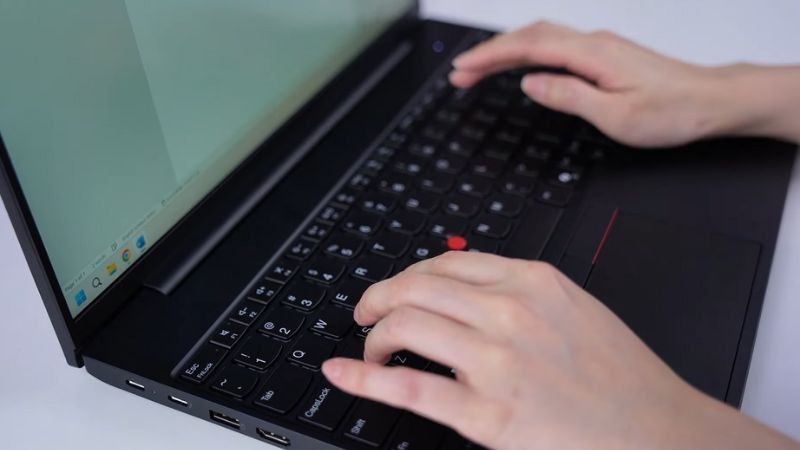 Lenovo ThinkPad E16 GEN 3 21SR002QVN tiếp tục ghi điểm với bàn phím full-size