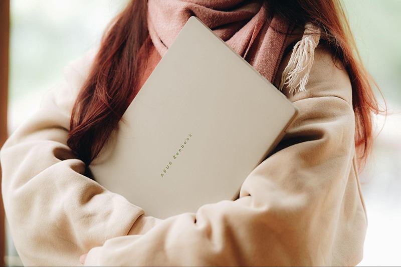 Laptop là món quà ý nghĩa và thiết thực cho dịp Giáng Sinh và năm mới.