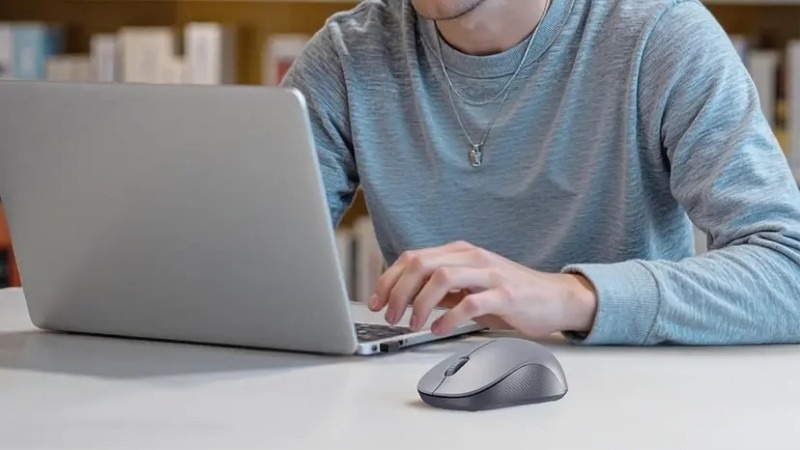 Thiết kế chuột không dây Ugreen 65772 Grey đối xứng tối giản, vừa vặn trong lòng bàn tay