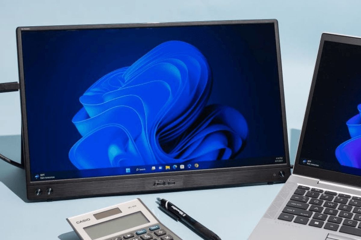 Màn hình di động có tấm cover kiêm chân đỡ, dễ dàng bố trí tại không gian làm việc