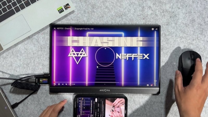 Loa tích hợp trên màn hình di động ARZOPA Z1FC tiện lợi khi sử dụng