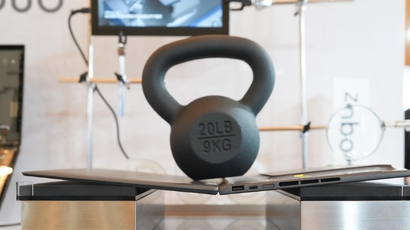 Đặt quả tạ nặng gần 9kg lên phần bản lề khi máy mở, laptop vẫn giữ được độ ổn định, không cong vênh