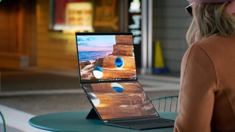 Khi mở phẳng, hai màn hình gần như liền mạch, giảm rõ rệt cảm giác chia cắt vốn gây e dè trước đây